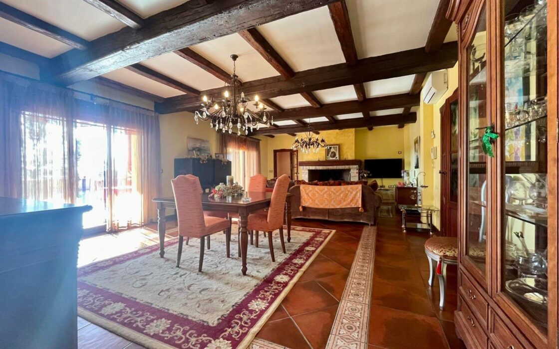 Просторный дом в Рохалес с бассейном и террасой 450 кв.м