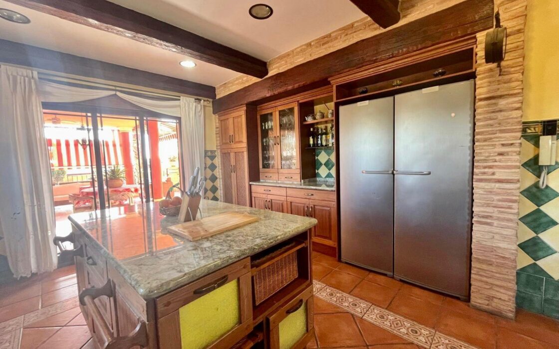 Просторный дом в Рохалес с бассейном и террасой 450 кв.м