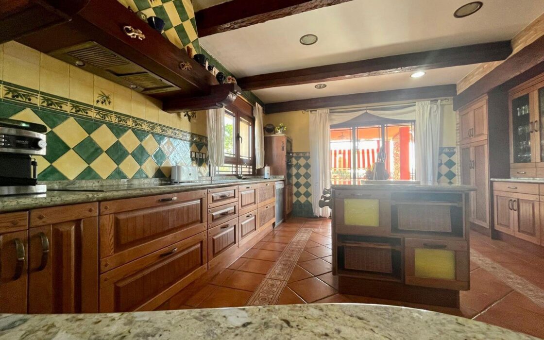 Просторный дом в Рохалес с бассейном и террасой 450 кв.м