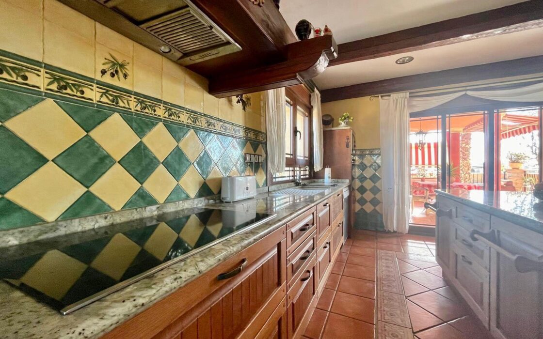 Просторный дом в Рохалес с бассейном и террасой 450 кв.м