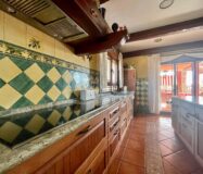 Просторный дом в Рохалес с бассейном и террасой 450 кв.м