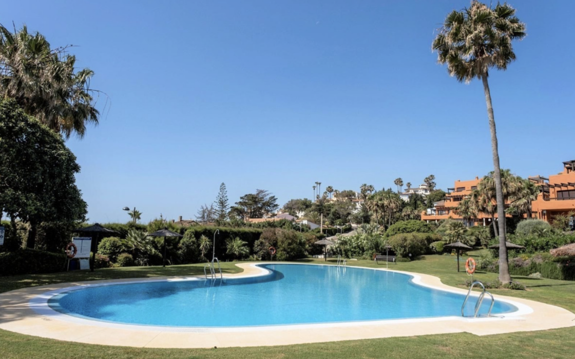 Просторные апартаменты с садом в Эстепоне 2 спальни 91 кв.м