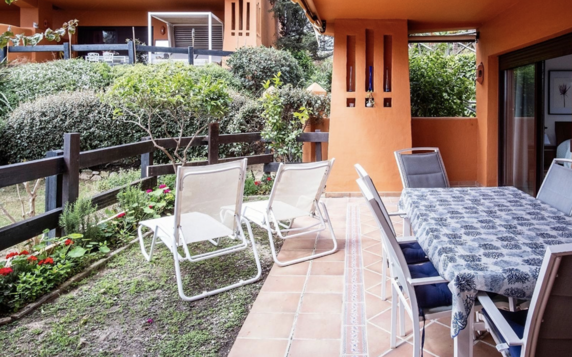 Просторные апартаменты с садом в Эстепоне 2 спальни 91 кв.м