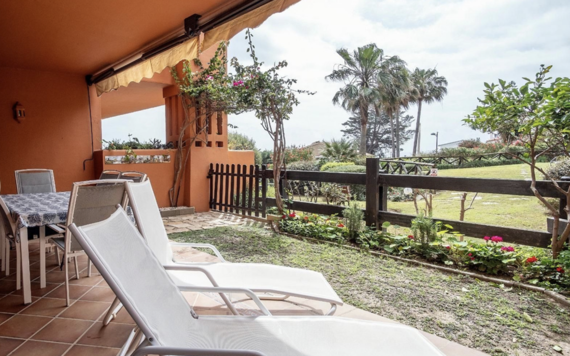 Просторные апартаменты с садом в Эстепоне 2 спальни 91 кв.м