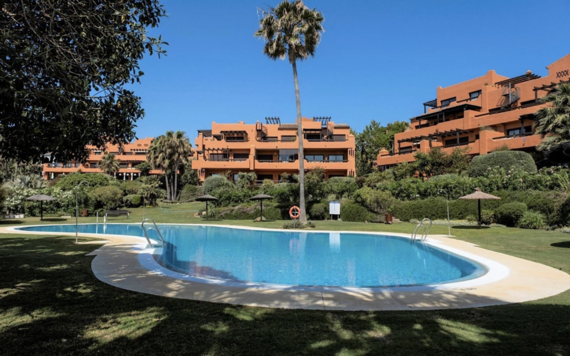 Просторные апартаменты с садом в Эстепоне 2 спальни 91 кв.м