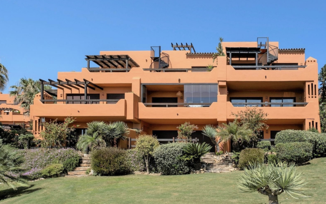 Просторные апартаменты с садом в Эстепоне 2 спальни 91 кв.м