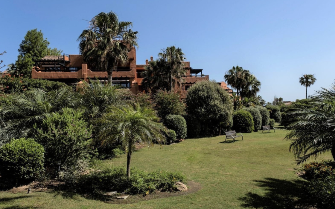 Просторные апартаменты с садом в Эстепоне 2 спальни 91 кв.м