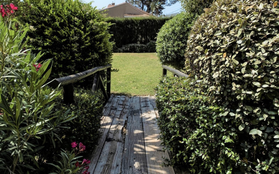 Просторные апартаменты с садом в Эстепоне 2 спальни 91 кв.м