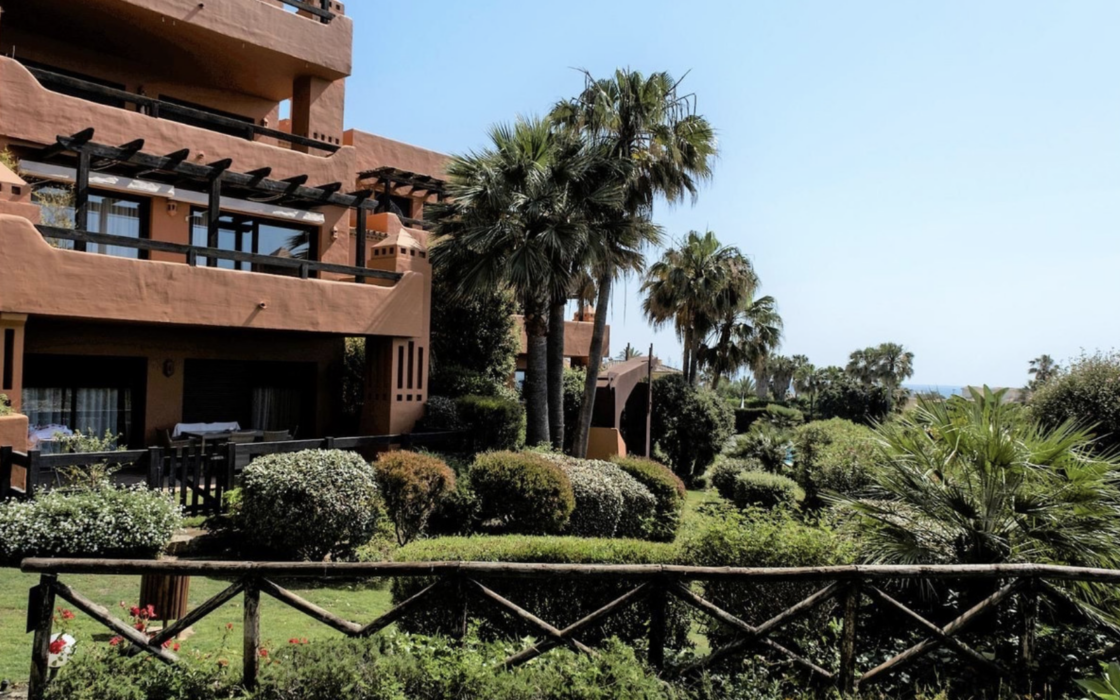 Просторные апартаменты с садом в Эстепоне 2 спальни 91 кв.м