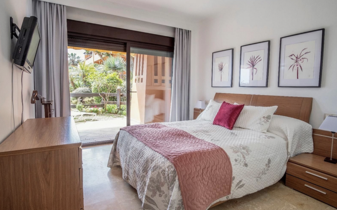 Просторные апартаменты с садом в Эстепоне 2 спальни 91 кв.м