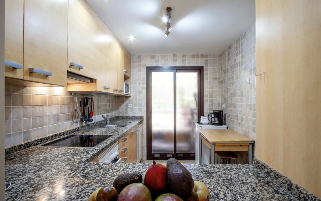 Просторные апартаменты с садом в Эстепоне 2 спальни 91 кв.м