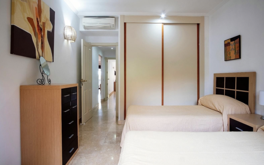 Просторные апартаменты с садом в Эстепоне 2 спальни 91 кв.м