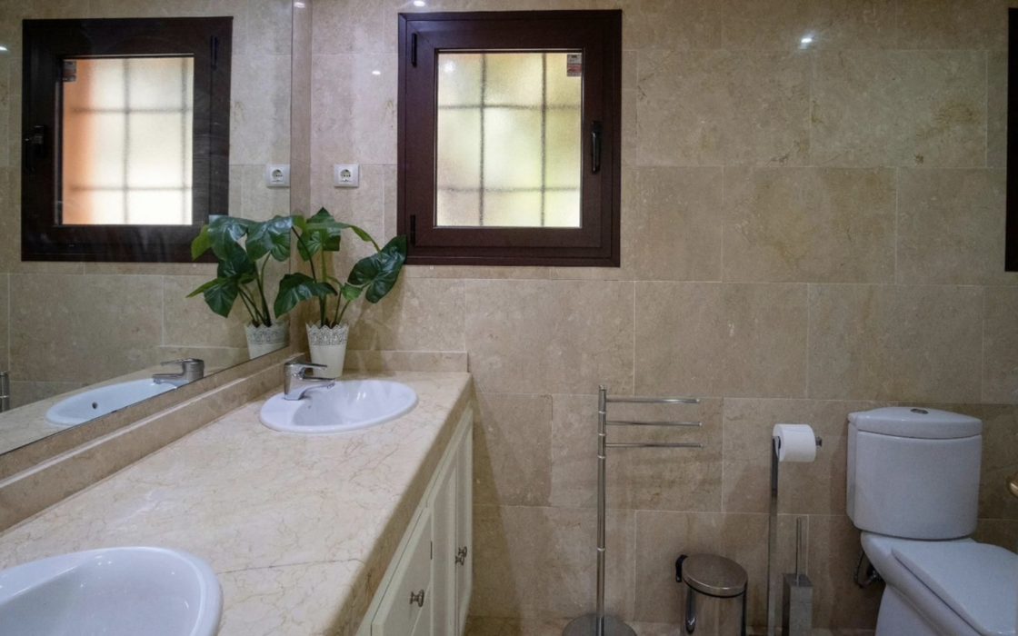 Просторные апартаменты с садом в Эстепоне 2 спальни 91 кв.м