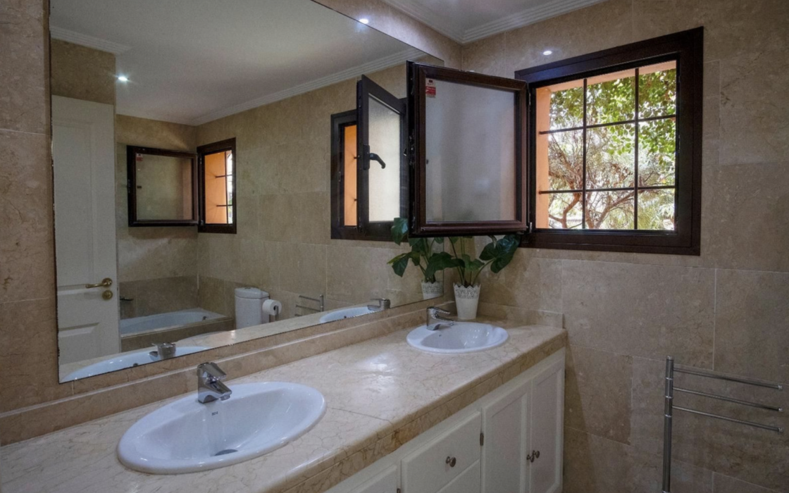 Просторные апартаменты с садом в Эстепоне 2 спальни 91 кв.м