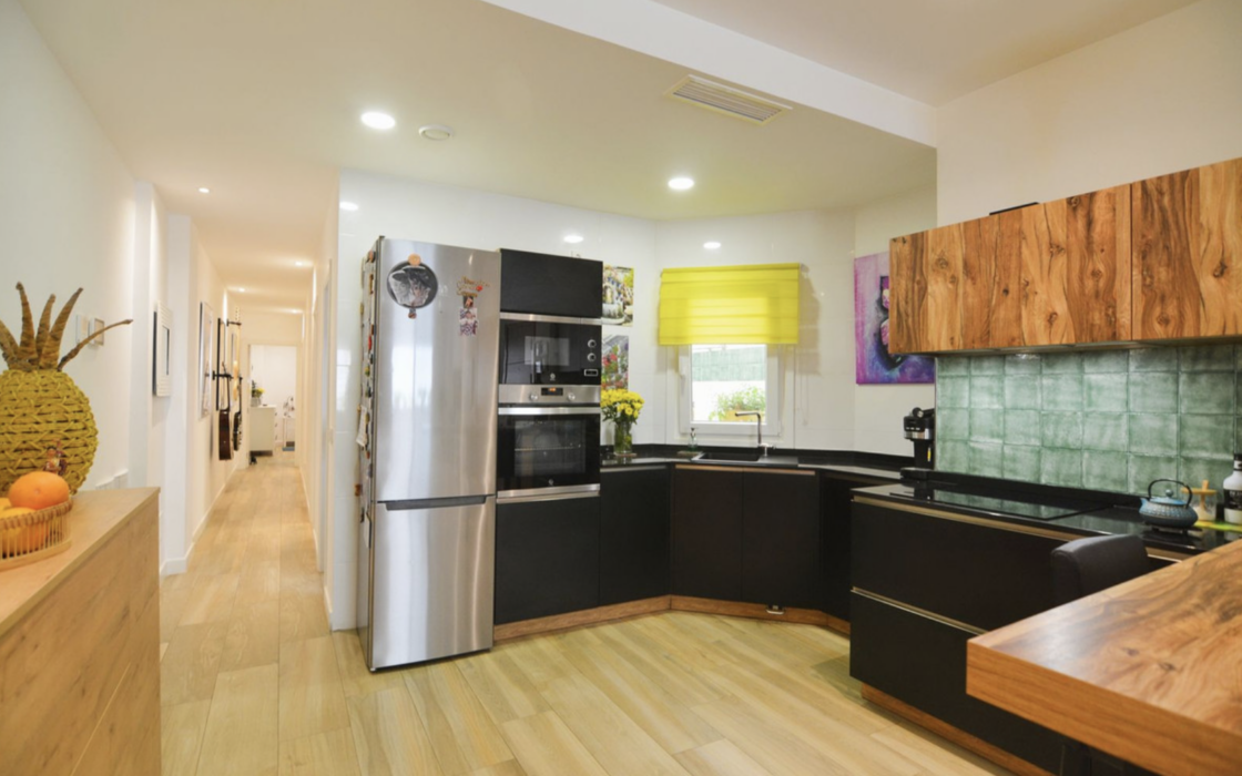 Современная 3-комнатная квартира у моря в Фуэнхироле 102 кв.м