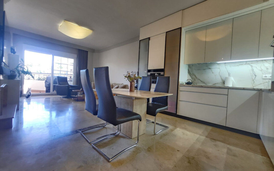 Элегантная квартира с 3 спальнями в Марбелье с террасой