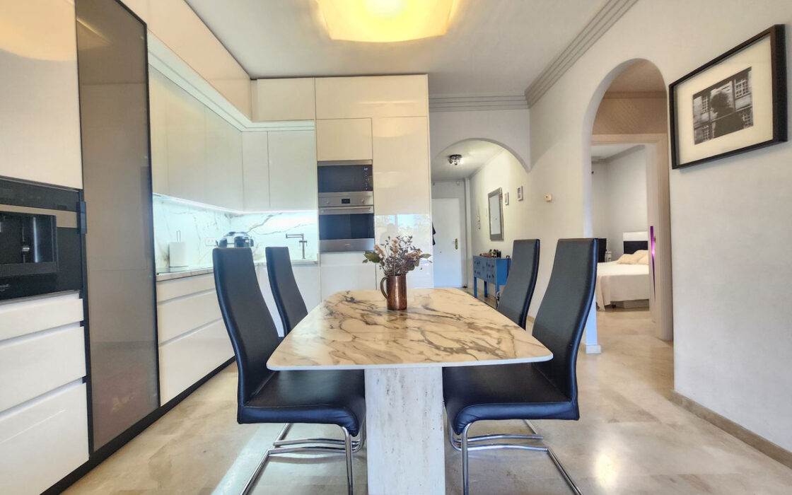 Элегантная квартира с 3 спальнями в Марбелье с террасой