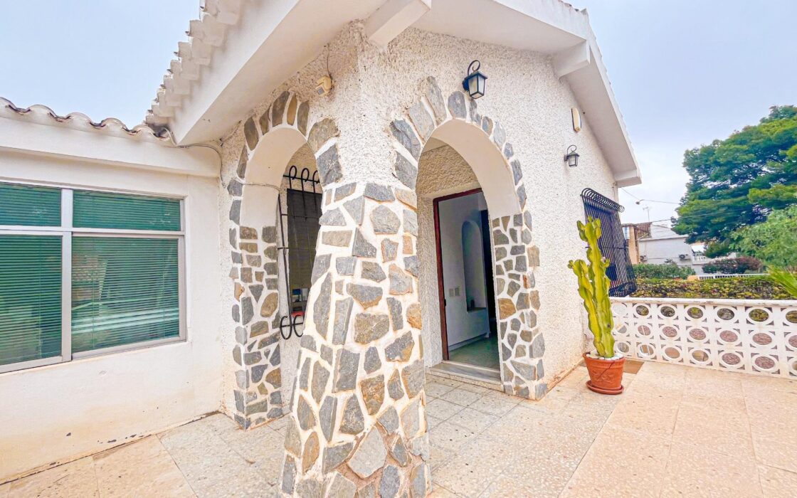 Вилла в Торревьехе 156 кв.м с участком 1000 м у моря