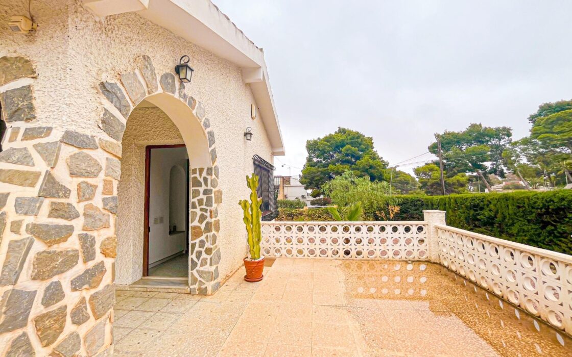 Вилла в Торревьехе 156 кв.м с участком 1000 м у моря