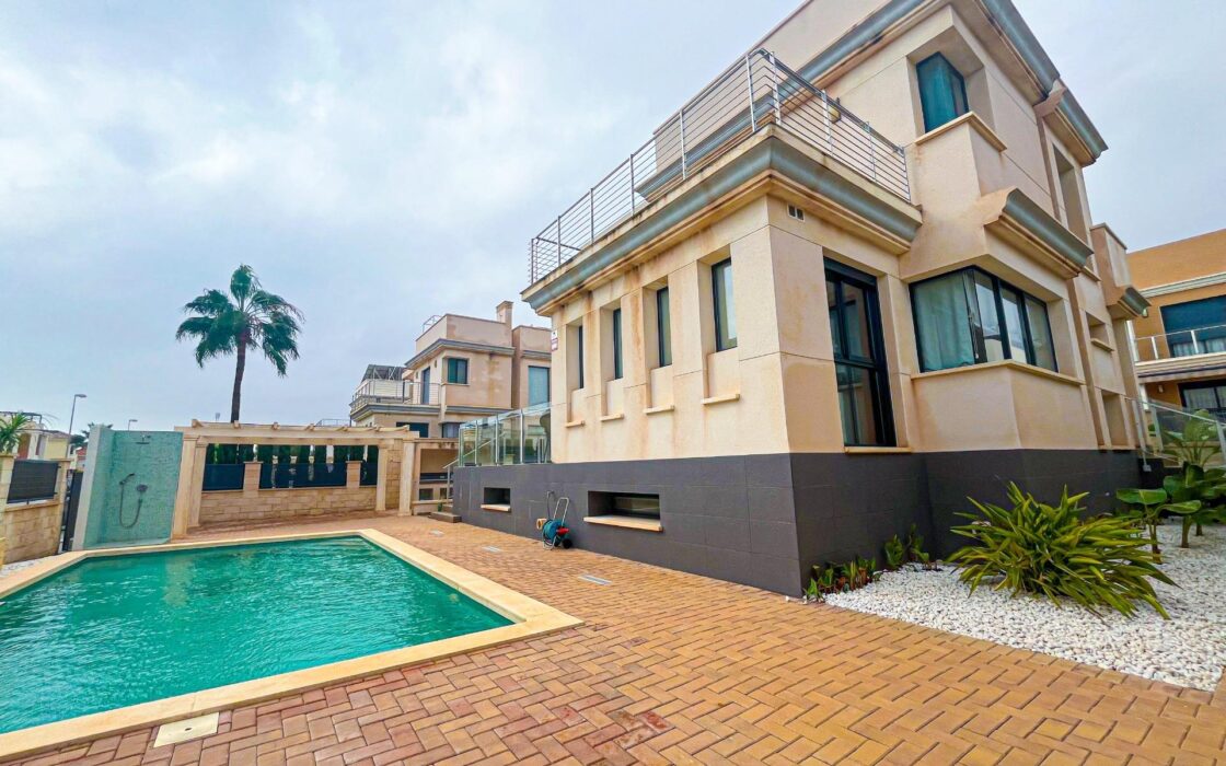 Вилла в Ориуэла Коста 296 кв.м з басейном біля моря