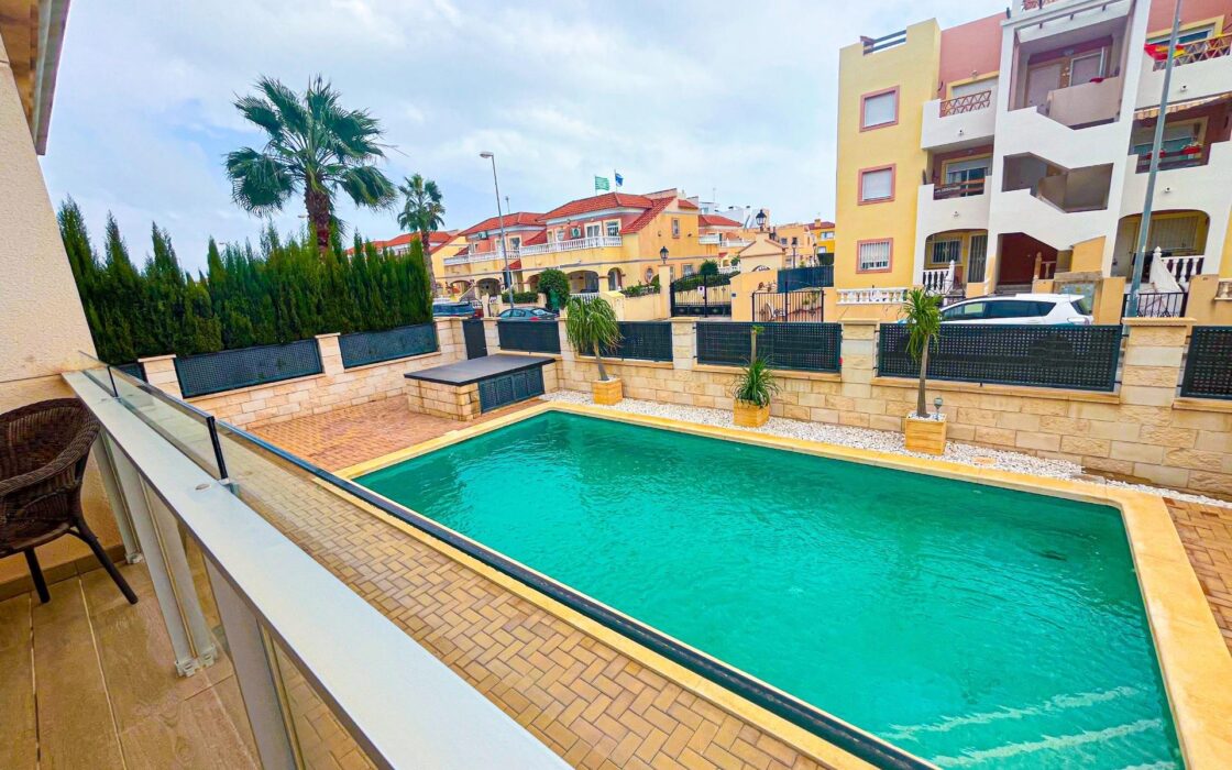 Вилла в Ориуэла Коста 296 кв.м з басейном біля моря