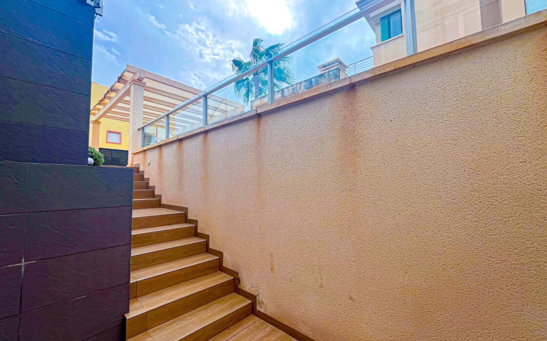 Вилла в Ориуэла Коста 296 кв.м з басейном біля моря