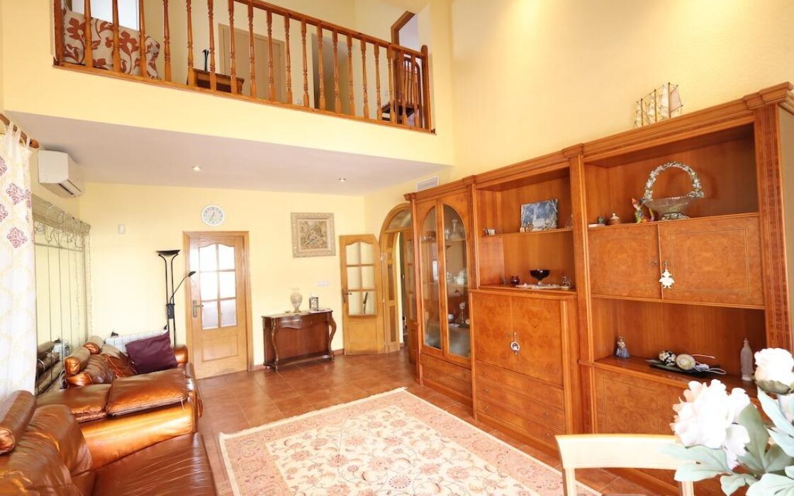 Будинок 172 кв.м у моря в Ориуэла Коста з терасою