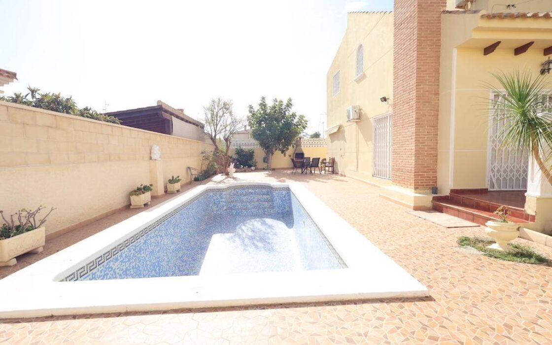 Будинок 172 кв.м у моря в Ориуэла Коста з терасою