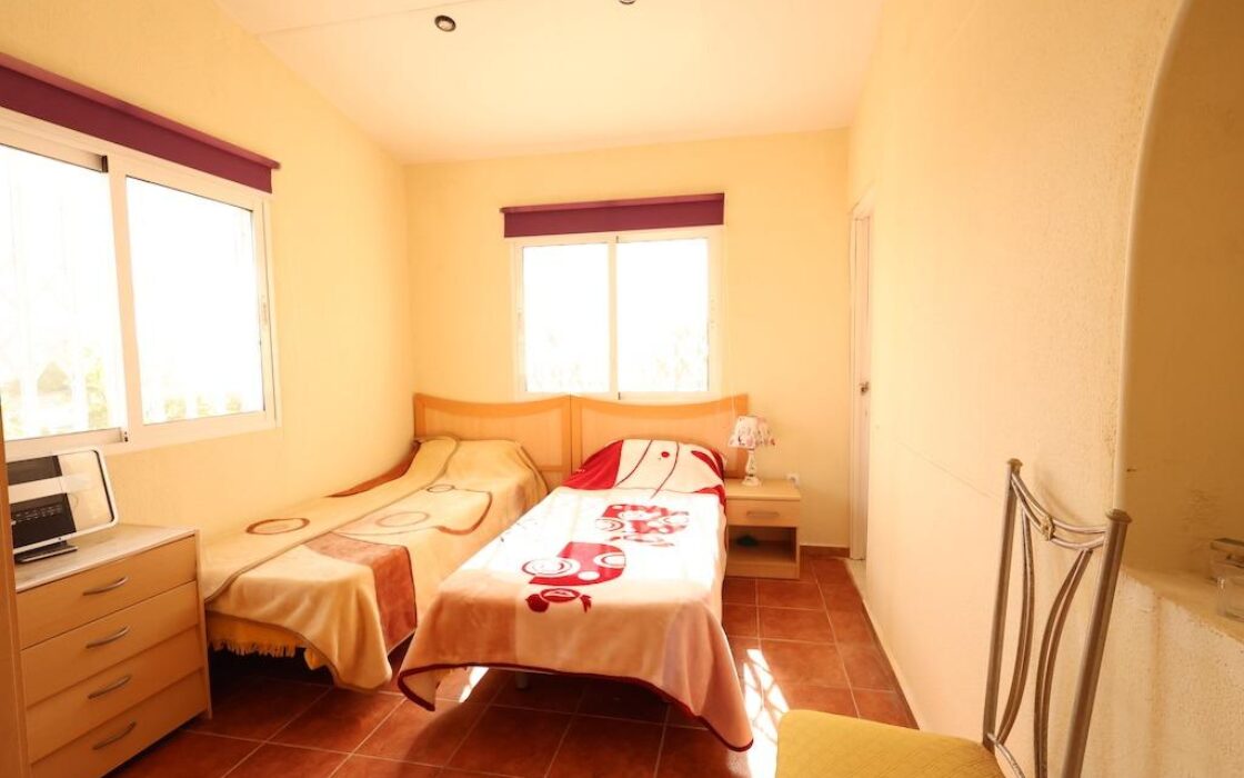 Будинок 172 кв.м у моря в Ориуэла Коста з терасою