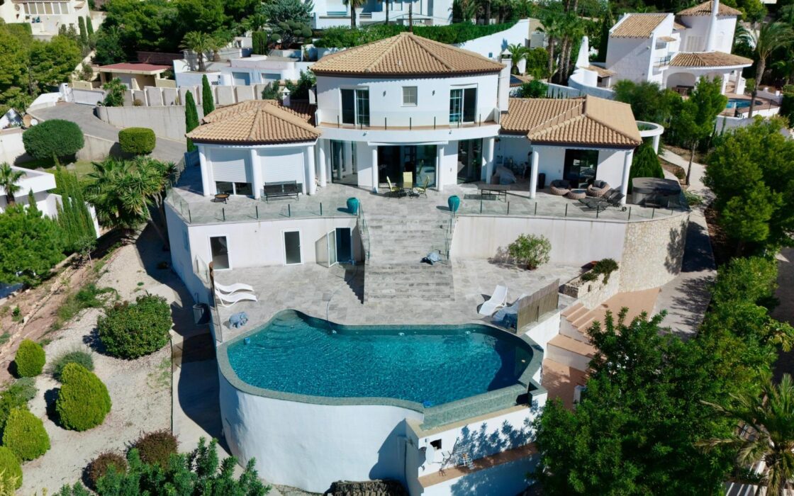 Елегантна вілла в Альтеа-ла-Велья з видом на море