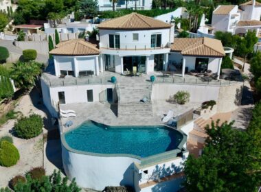 Елегантна вілла в Альтеа-ла-Велья з видом на море