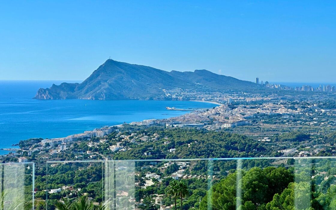 Елегантна вілла в Альтеа-ла-Велья з видом на море