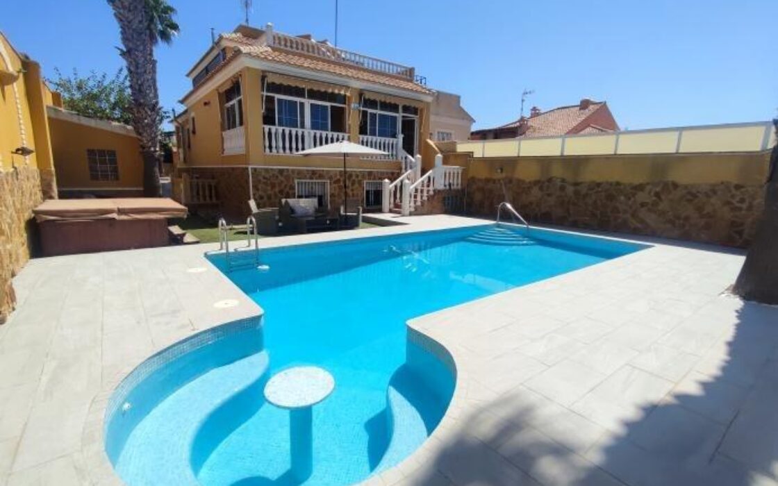 Дом в Торревьехе, 7 комнат, терраса, бассейн, 283 кв.м