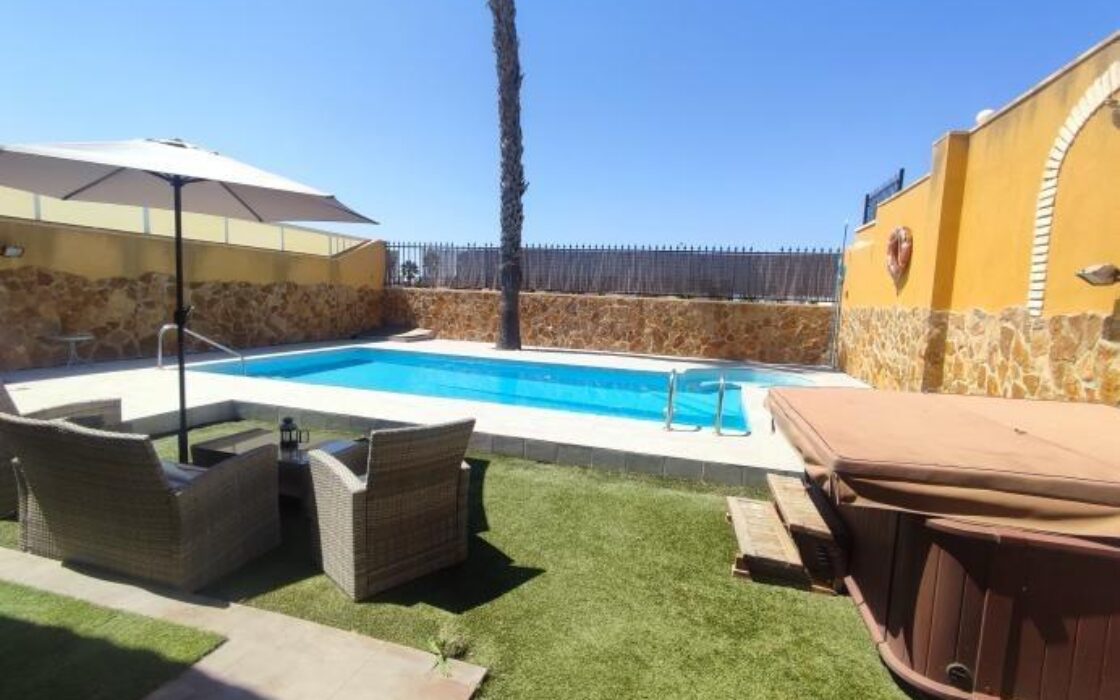 Дом в Торревьехе, 7 комнат, терраса, бассейн, 283 кв.м