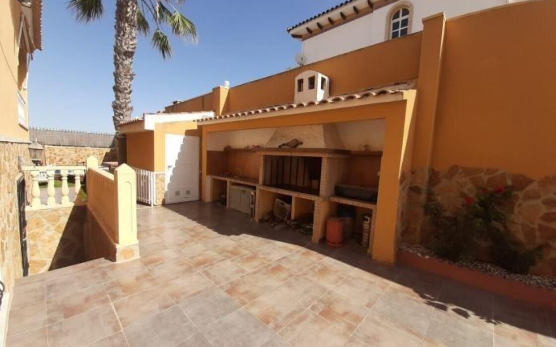 Дом в Торревьехе, 7 комнат, терраса, бассейн, 283 кв.м