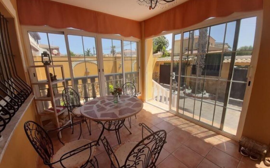 Дом в Торревьехе, 7 комнат, терраса, бассейн, 283 кв.м