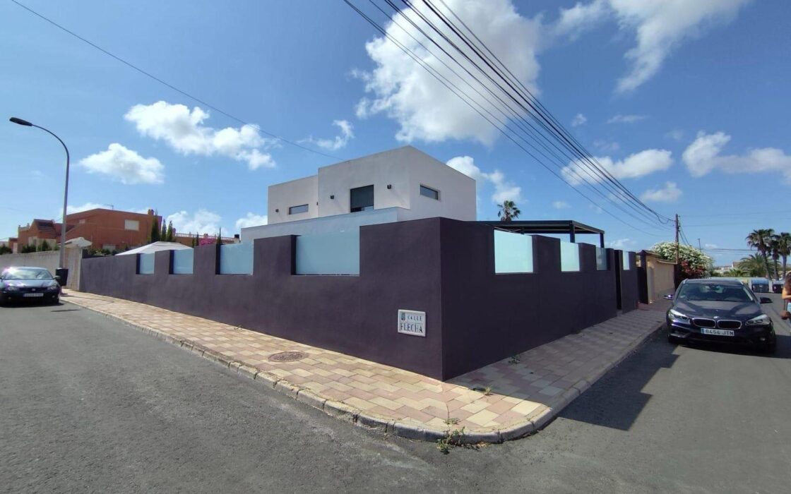 Вилла в Торревьехе 168 кв.м с террасой и бассейном