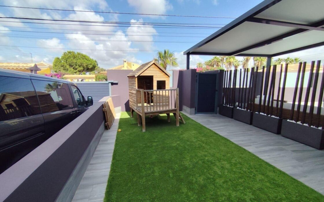 Вилла в Торревьехе 168 кв.м с террасой и бассейном