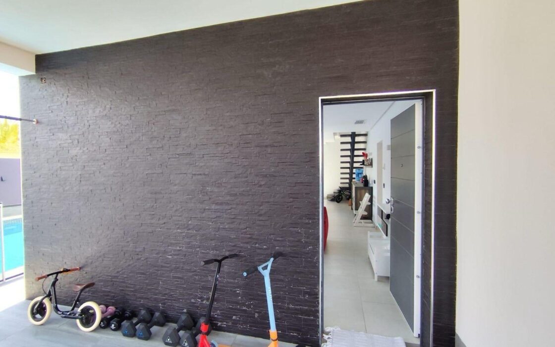 Вилла в Торревьехе 168 кв.м с террасой и бассейном