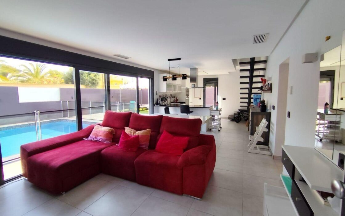 Вилла в Торревьехе 168 кв.м с террасой и бассейном