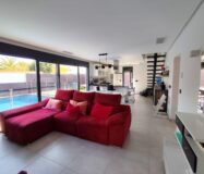 Вилла в Торревьехе 168 кв.м с террасой и бассейном