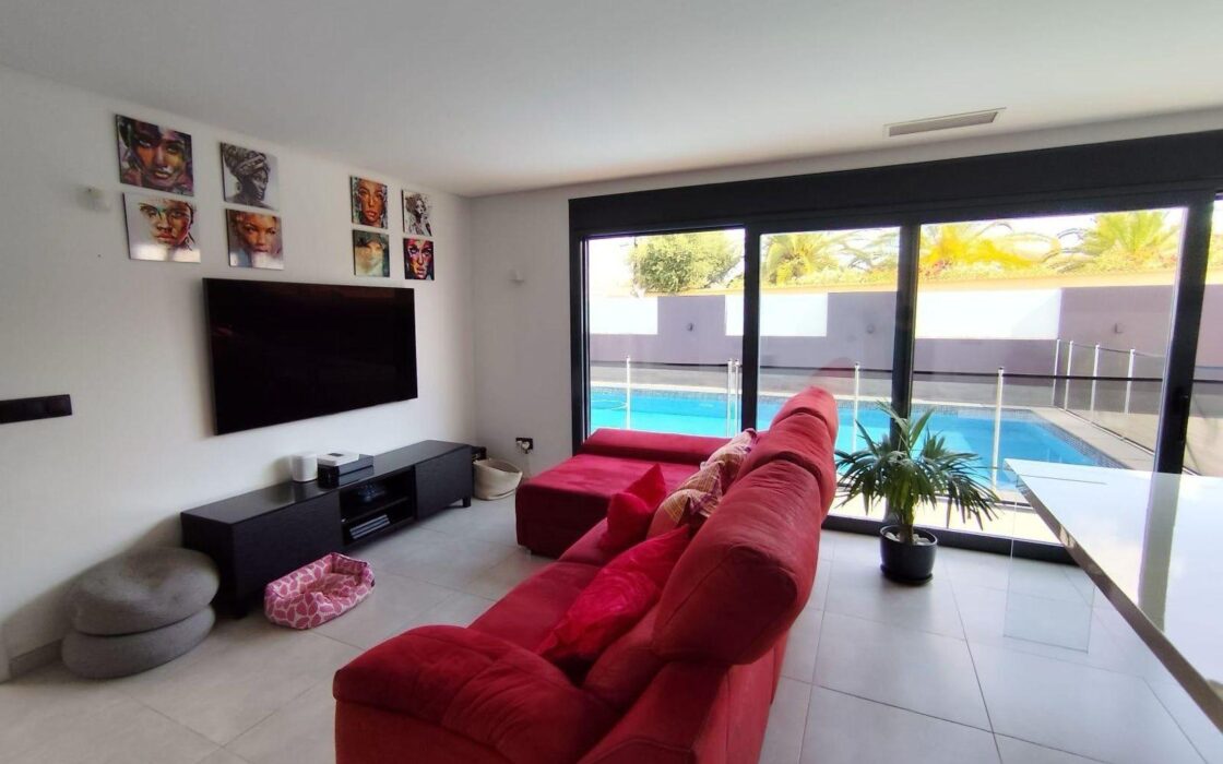 Вилла в Торревьехе 168 кв.м с террасой и бассейном