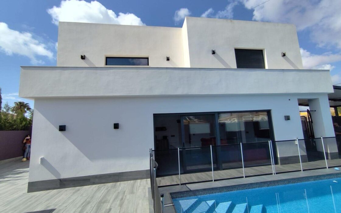 Вилла в Торревьехе 168 кв.м с террасой и бассейном