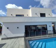 Вилла в Торревьехе 168 кв.м с террасой и бассейном