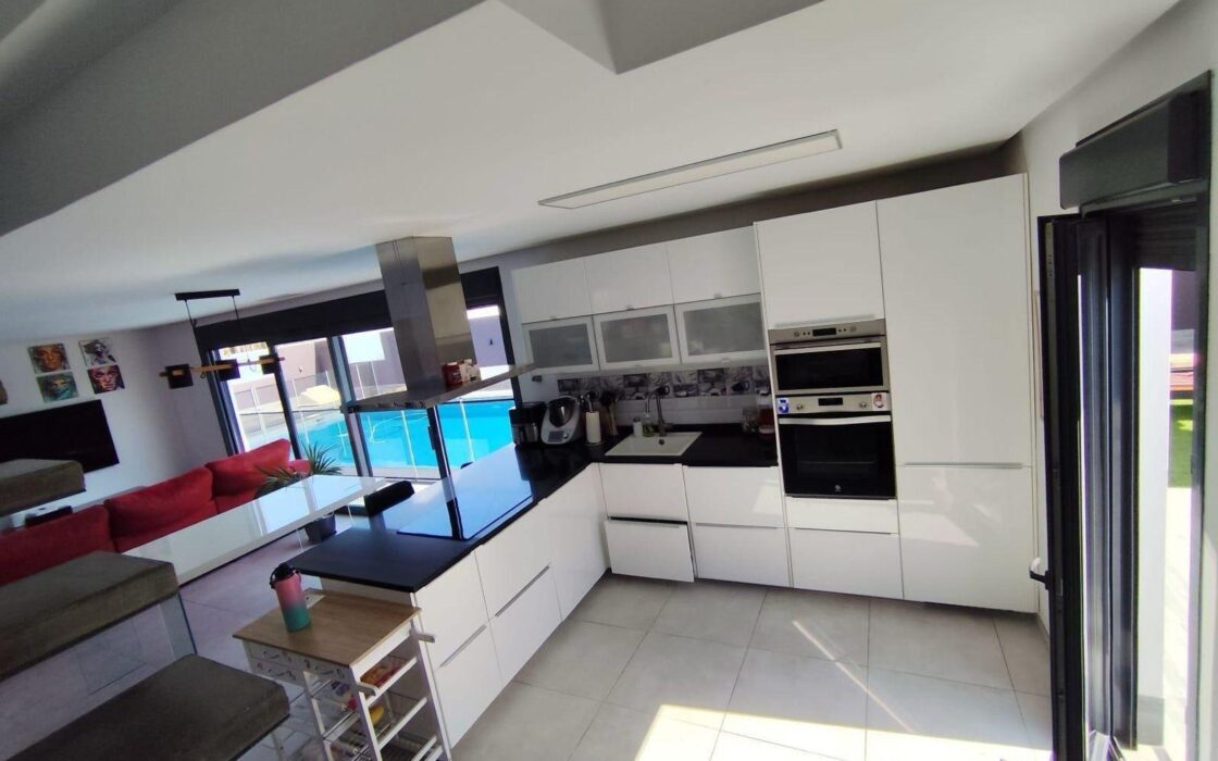 Вилла в Торревьехе 168 кв.м с террасой и бассейном