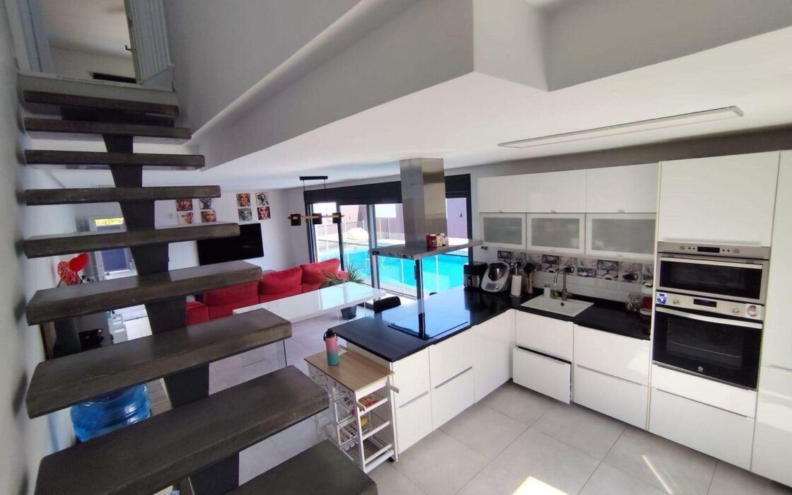 Вилла в Торревьехе 168 кв.м с террасой и бассейном