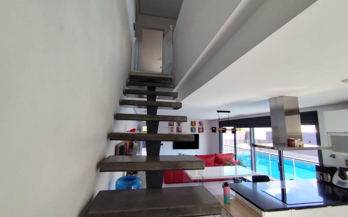 Вилла в Торревьехе 168 кв.м с террасой и бассейном