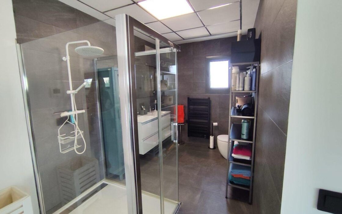 Вилла в Торревьехе 168 кв.м с террасой и бассейном