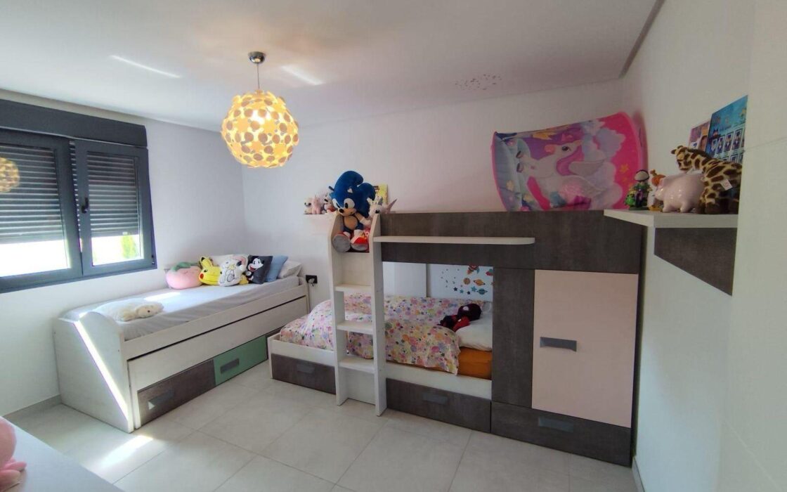 Вилла в Торревьехе 168 кв.м с террасой и бассейном