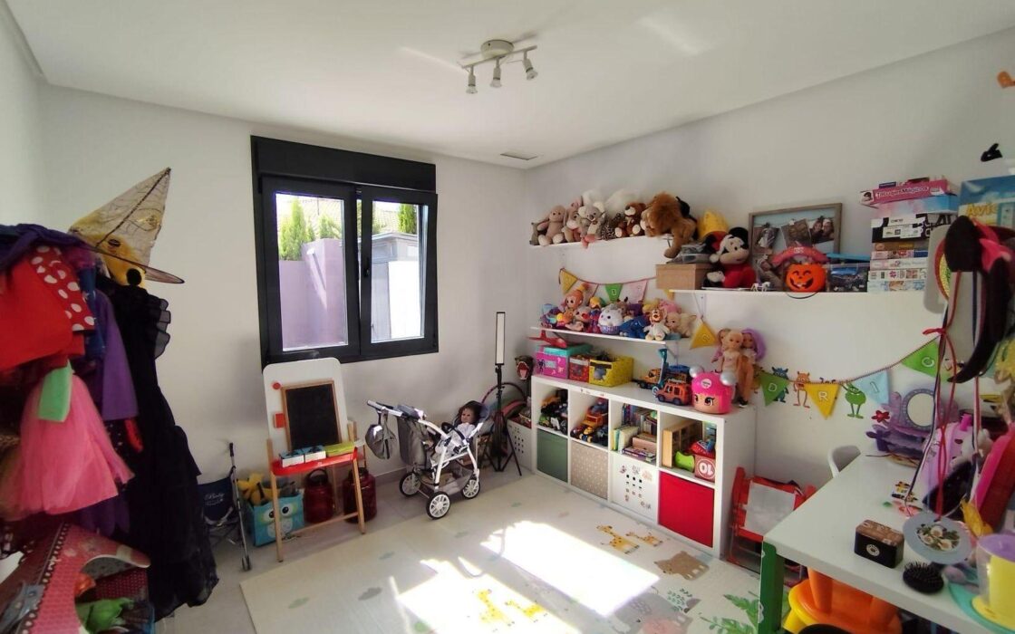 Вилла в Торревьехе 168 кв.м с террасой и бассейном